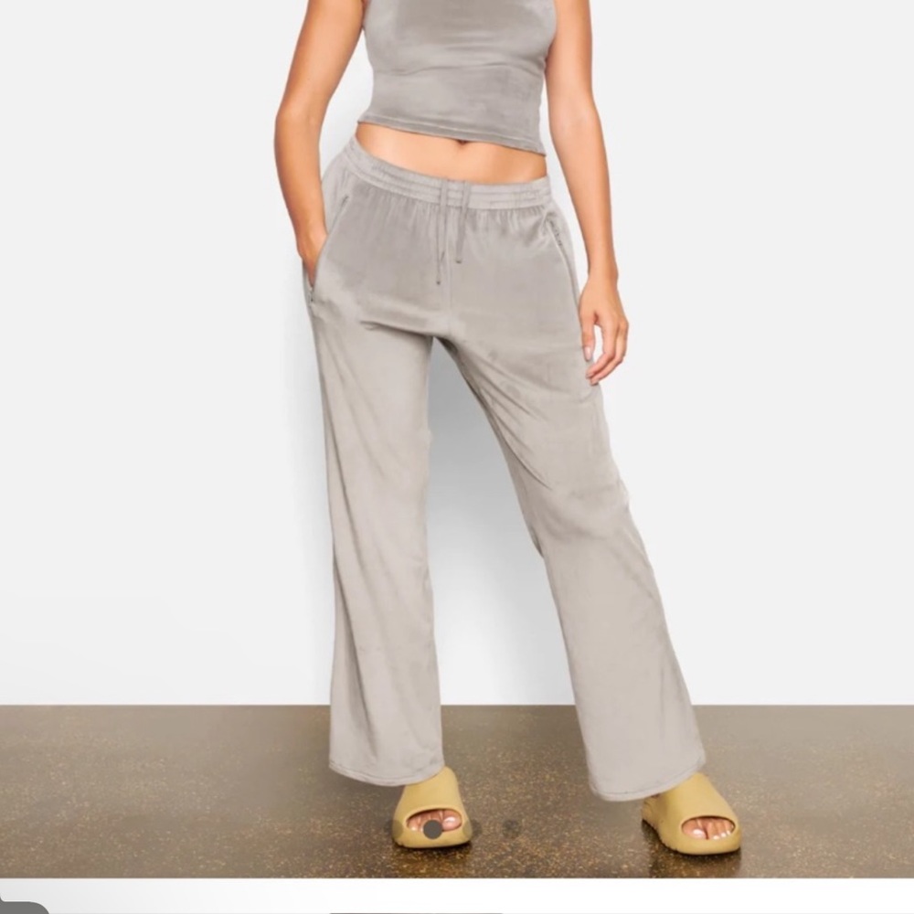 SKIMS - Velour wide leg pant - Color Smoke